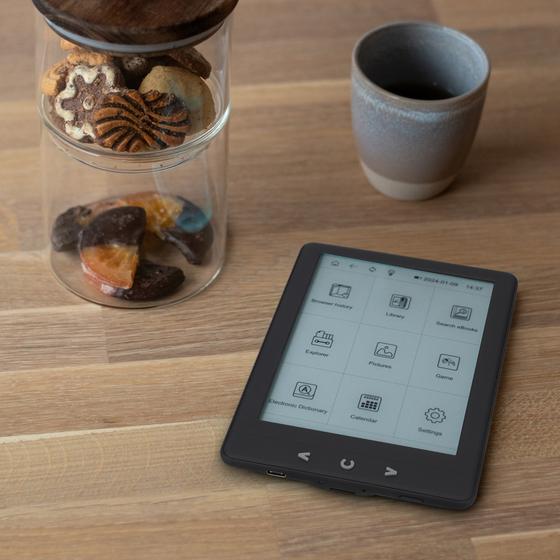 Silvergear e-reader - Black - on table