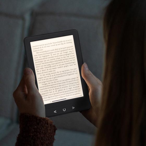 Woman using Silvergear e-reader to read at night