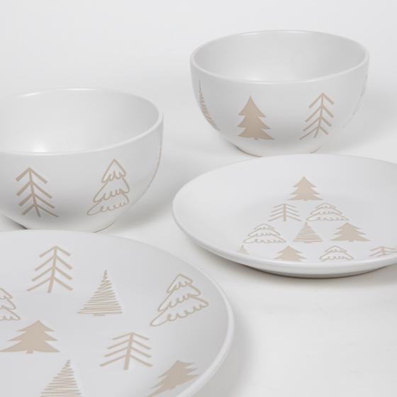 Christmas dinnerware set with Christmas tree – cream white – on table
