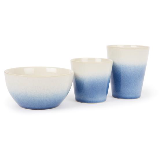 Een blauw witte set bestaande uit een grote- en kleine beker en een kom