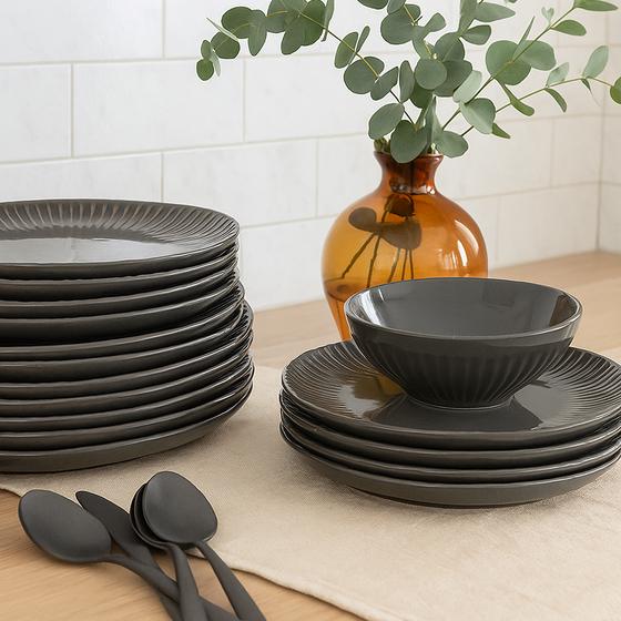 Shiny dinner set - grey - mood picture