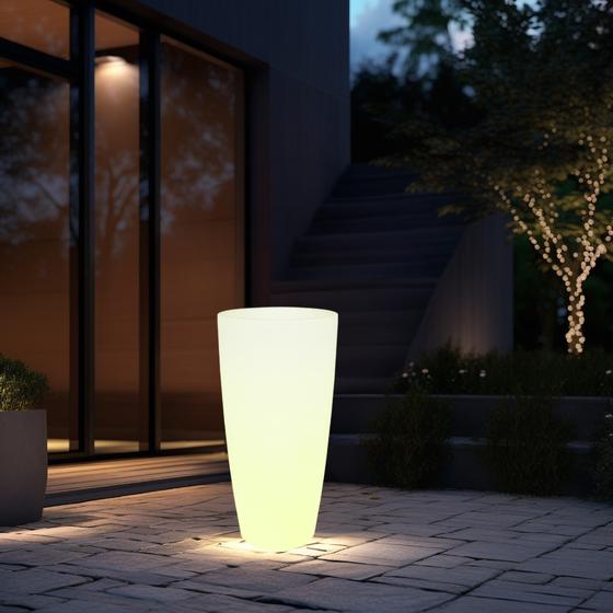 Pot XXL avec LED de nuit dans un jardin