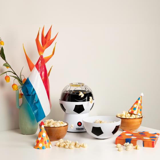 Machine à pop-corn sur une table pleine de décorations pour l'EURO 2024