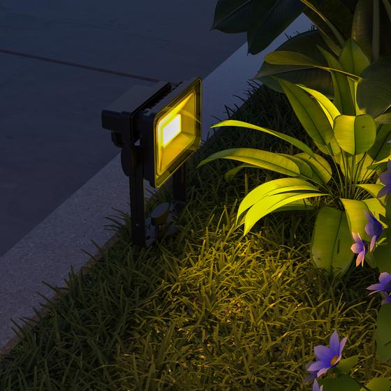 LSC smart floodlight in de tuin gericht op een plant