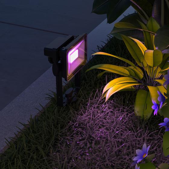 LSC smart floodlight in de tuin gekleurd licht