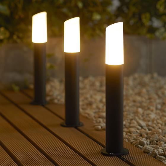 Warm white color of the LSC Smart Connect garden lamps on decking