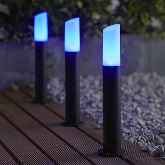 Blauwe kleur van de LSC Smart Connect tuinlampen op vlonder