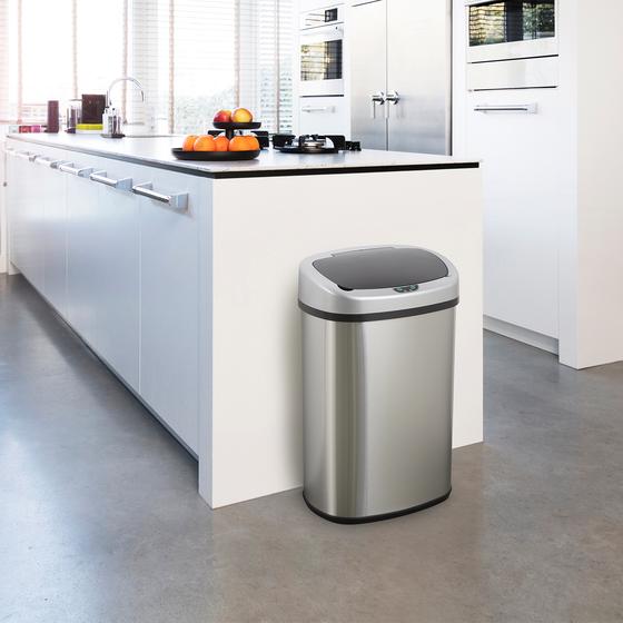 Trash can with sensor - 48 liter - in the kitchen