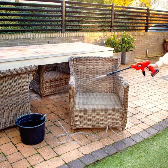 Cleaning garden furniture with the Ferm AX-Power pressure cleaner