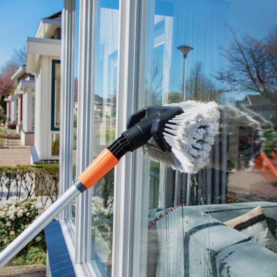 Clean windows on the first floor with the FERM telescopic washing brush