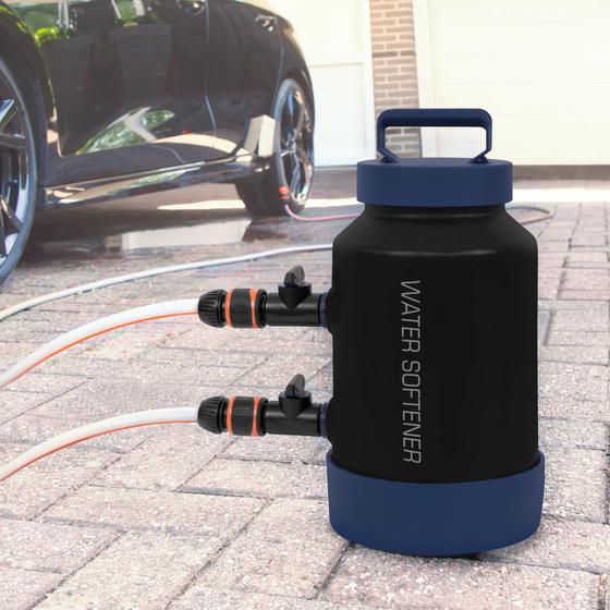 L'adoucisseur d'eau portatif en cours d'utilisation lors du nettoyage d'une voiture