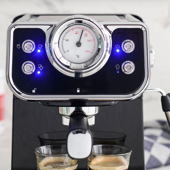 Espressomachine met retrolook knoppen aan