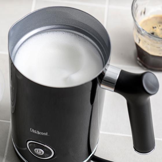 Mousseur à lait design rétro noir en train de chauffer du lait