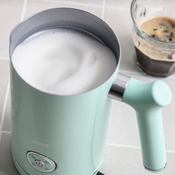 Milk frother with retro look - with foamed milk