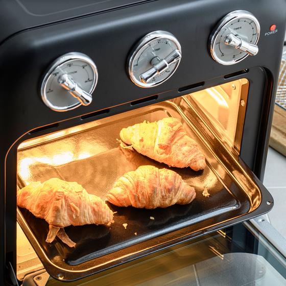 Croissantjes afbakken in de Oldscool zwarte retro oven
