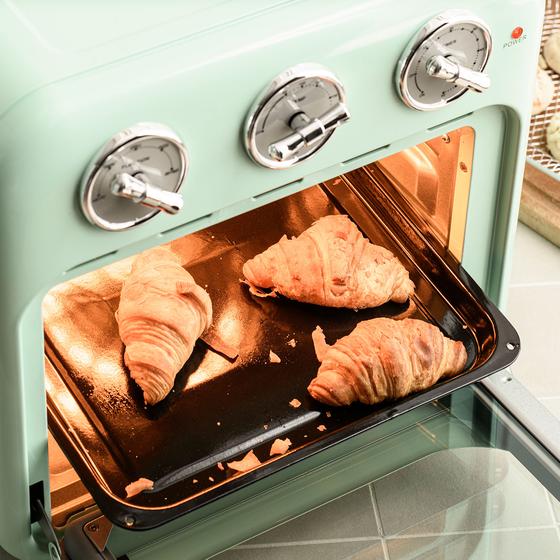 Croissantjes afbakken in de Oldscool mintgroene retro oven