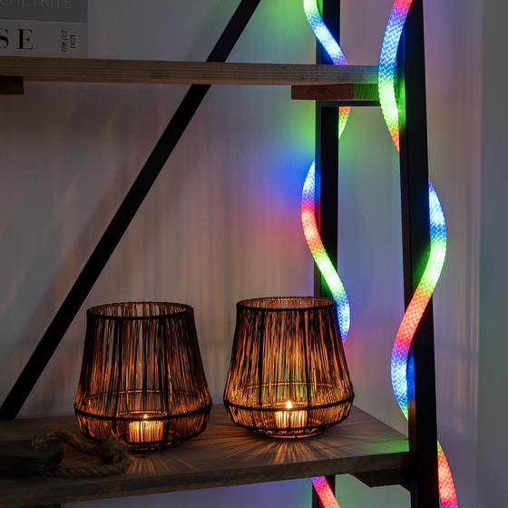 Corde LED connectée avec télécommande installée sur une étagère