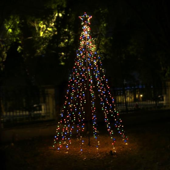 Outdoor LED Christmas tree XXL - ambiant image with coloured lights
