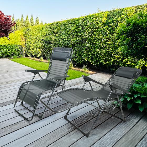 Deux chaises longues réglables installées dehors sur une terrasse