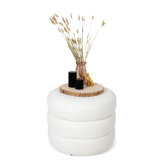 Pouf de rangement avec des accessoires de déco