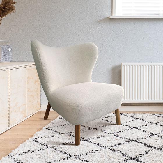 Fauteuil en teddy blanc dans un salon