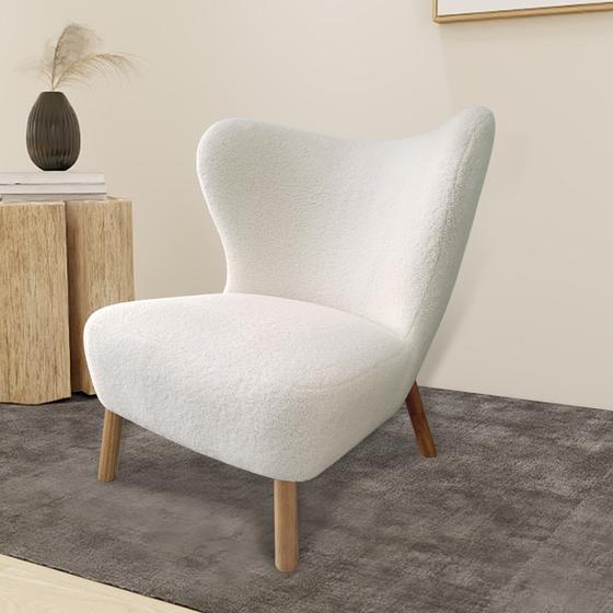 Fauteuil en teddy blanc sur un tapis