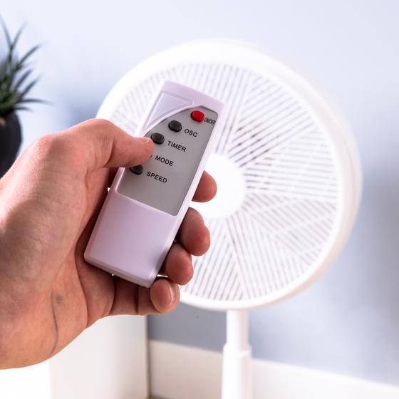 Ventilateur sur pied connecté BluMill remote in action