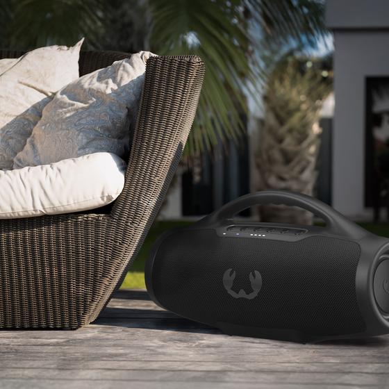 Fresh ’n Rebel draadloze XXL speaker - in de tuin
