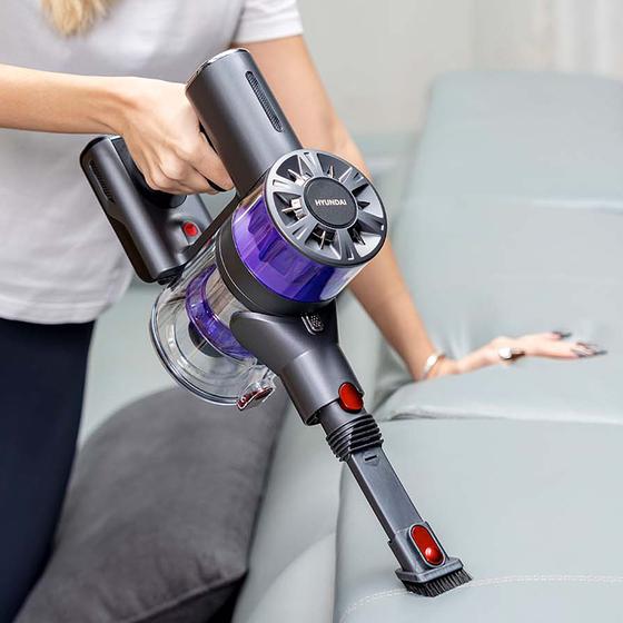 Cleaning the sofa with the Hyundai stick vacuum cleaner