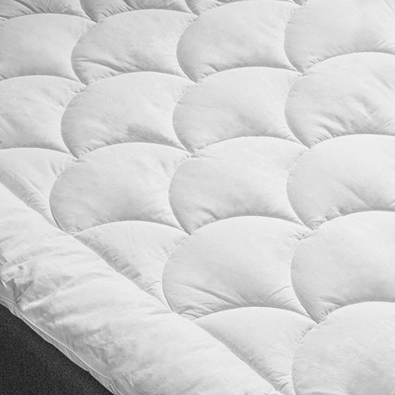 Close-up premium mattress overlay - 140 x 200 cm