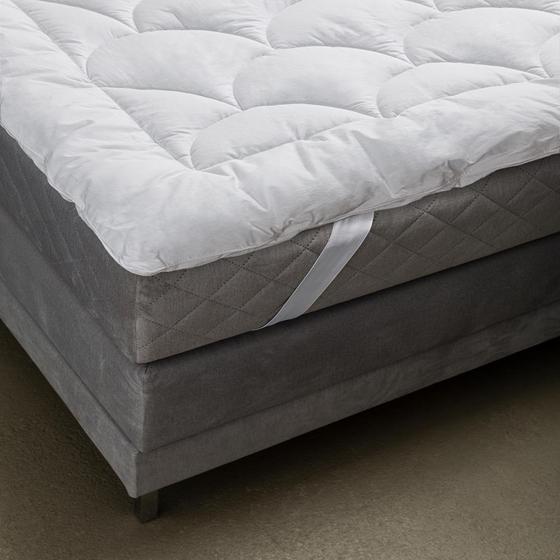 Premium topper 140 x 200 cm op bed vastgemaakt