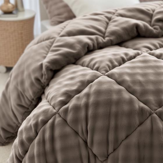 Lazy all-in-one duvet Pom Pom Fur - Taupe - corner of bed