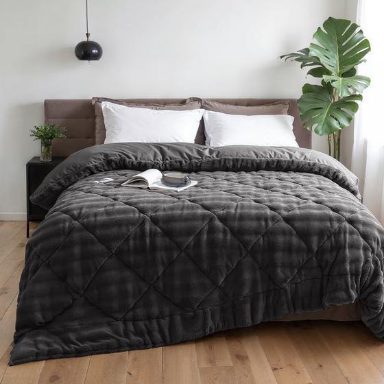 Lazy all-in-one dekbed Pom Pom Fur - Antraciet in de slaapkamer