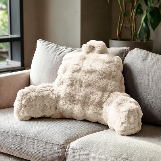 Comfortabel rugkussen Pompom Fur op de bank