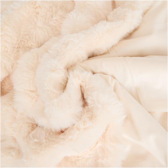 Pompom Fur throw with cushions – cream white – fabric detail
