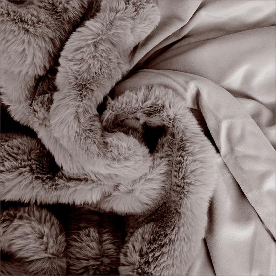 Pompom Fur throw with cushions – taupe – fabric detail