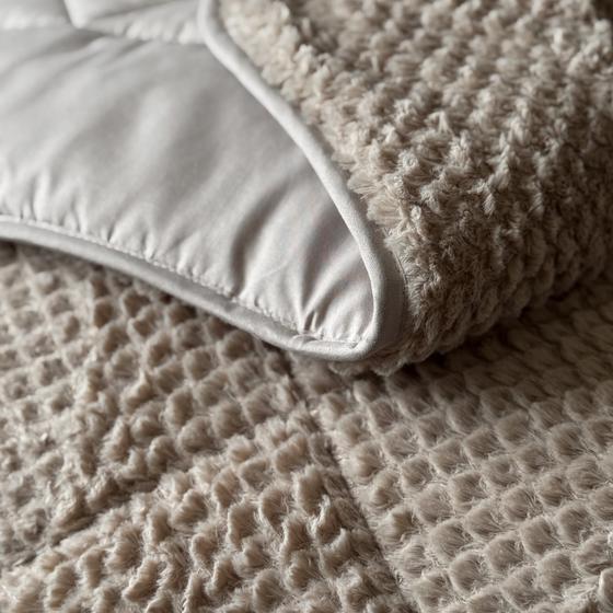 Lazy all-in-one duvet Teddy fur 240 x 200 cm - taupe - extreme close-up of fabric