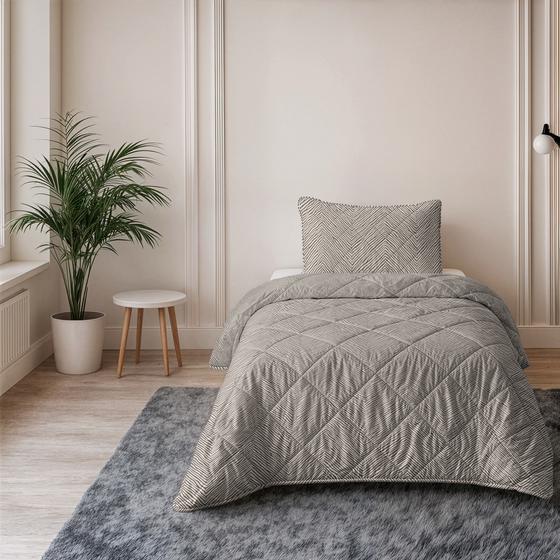Lazy all-in-one dekbed stripes opgemaakt op bed