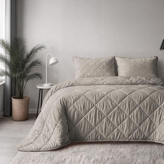 Lazy all-in-one dekbed stripes - taupe - op bed