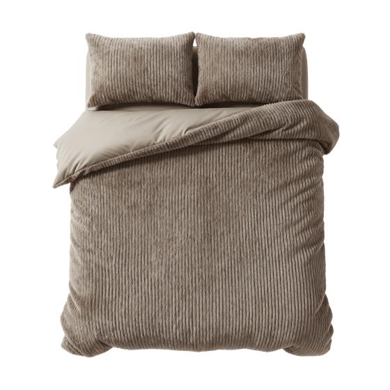 Faux Fur dekbedovertrek - taupe op bed van bovenaf