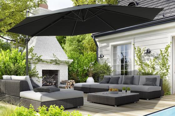 XL cantilever parasol - Black in the garden