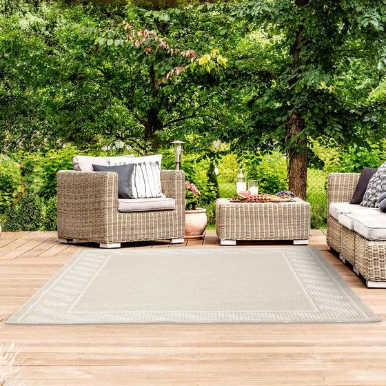 Outdoor rug - with garden furniture