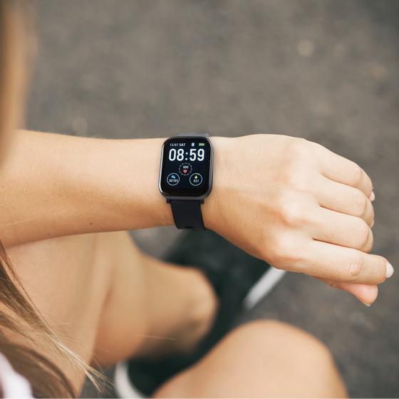 Zwarte smartwatch om pols bovenzijde