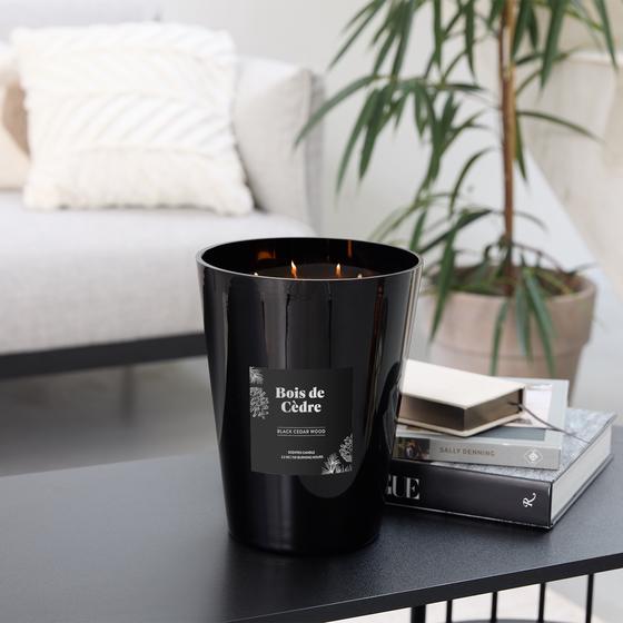XL scented candle in luxurious holder - Black on table