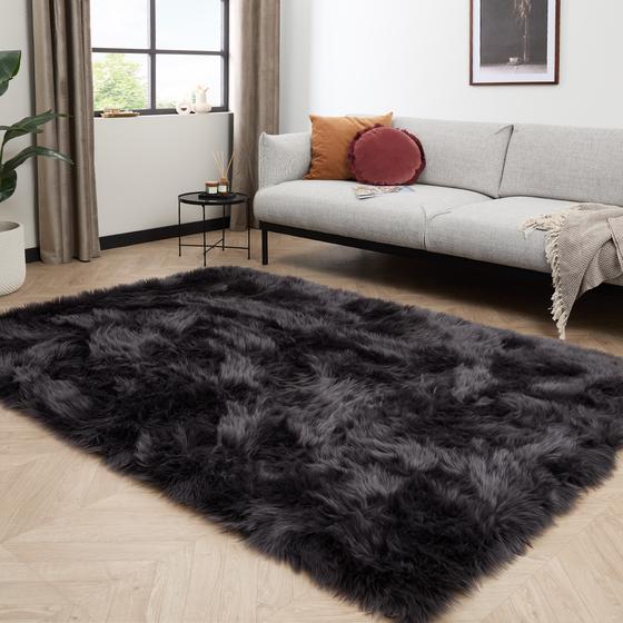 Tapis à poils longs anthracite dans un salon