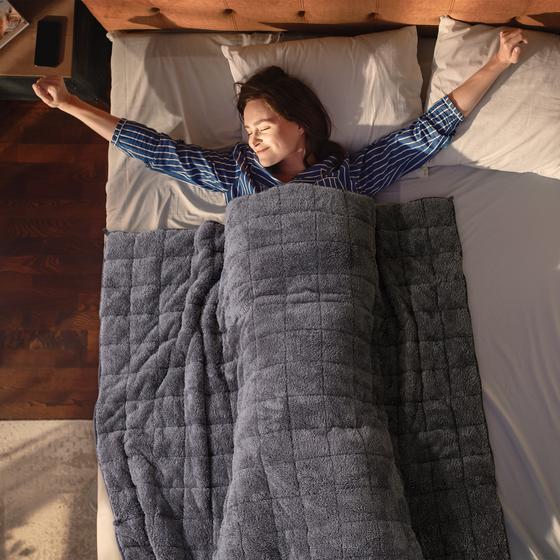 Woman lying under weighted blanket 9 kg 