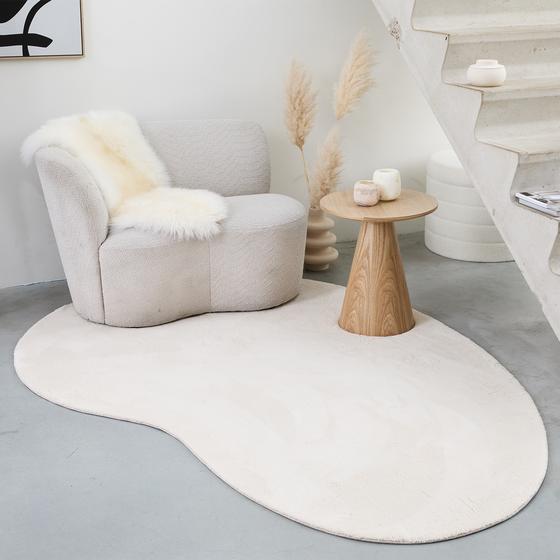 Tapis asymétrique crème dans un salon