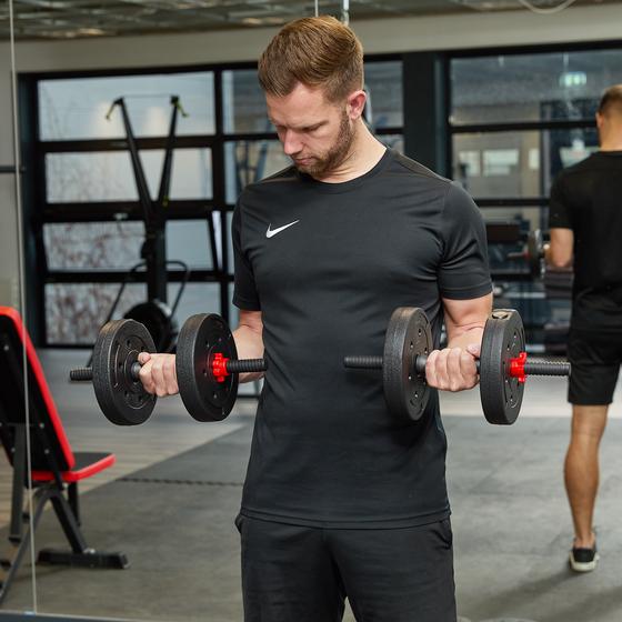 Exercice pour les bras avec les haltères