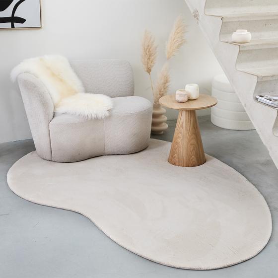 Asymmetrisch vloerkleed - taupe in woonkamer