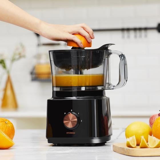 Jus d'orange frais pressé par le robot de cuisine multifonction